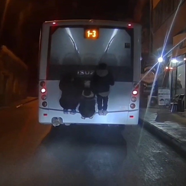 Otobüsün arkasında ölümle dans
Tekirdağ'da otobüsün arkasına asılan çocukla...