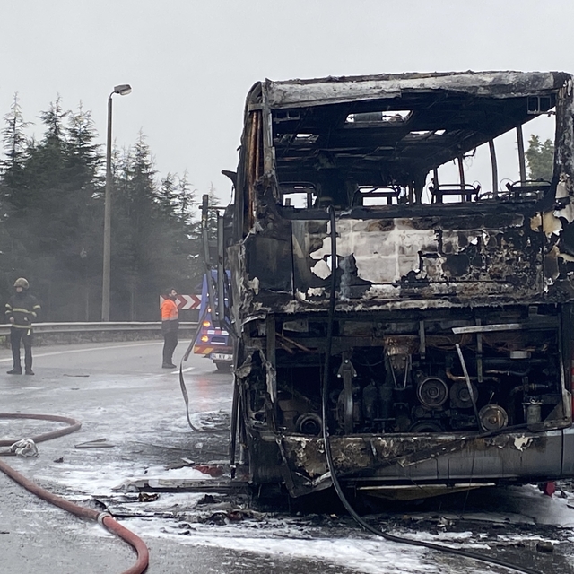 Kocaeli'de yolcu otobüsü yandı