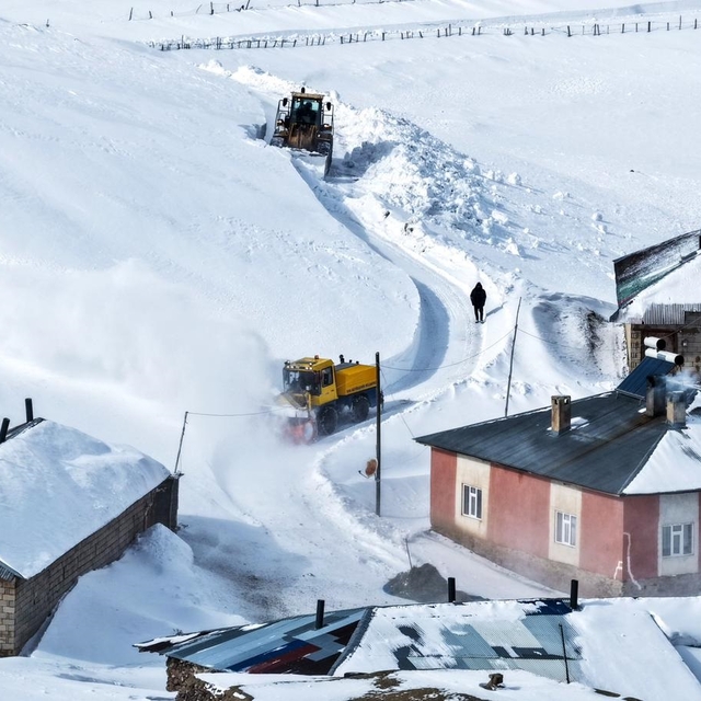 Van'da 1,5 metreyi bulan karla mücadele