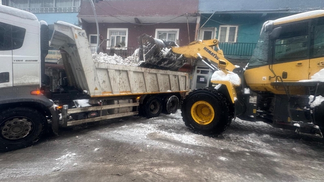 Uludere'de yoğun yağışla biriken kar kamyonlarla ilçe dışına taşınıyor