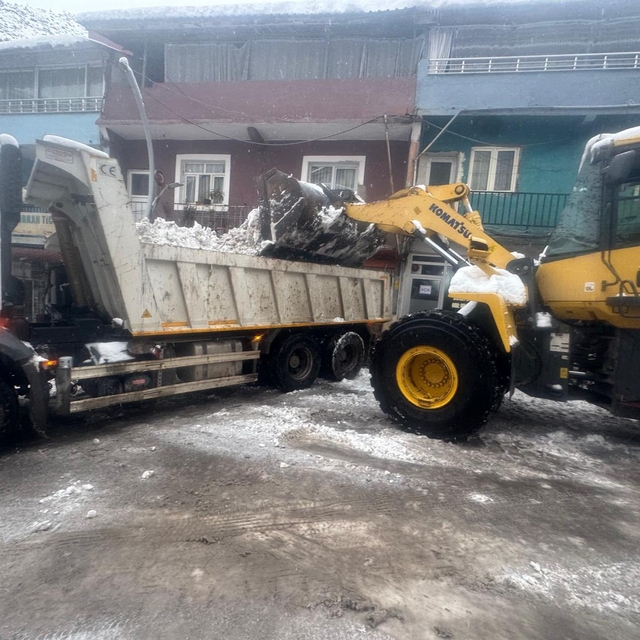 Uludere'de yoğun yağışla biriken kar kamyonlarla ilçe dışına taşınıyor