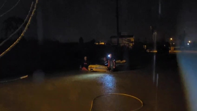 Sağanak yağmurun etkili olduğu Antalya'da mahsur kalan vatandaşlar botlarla kurtarıldı