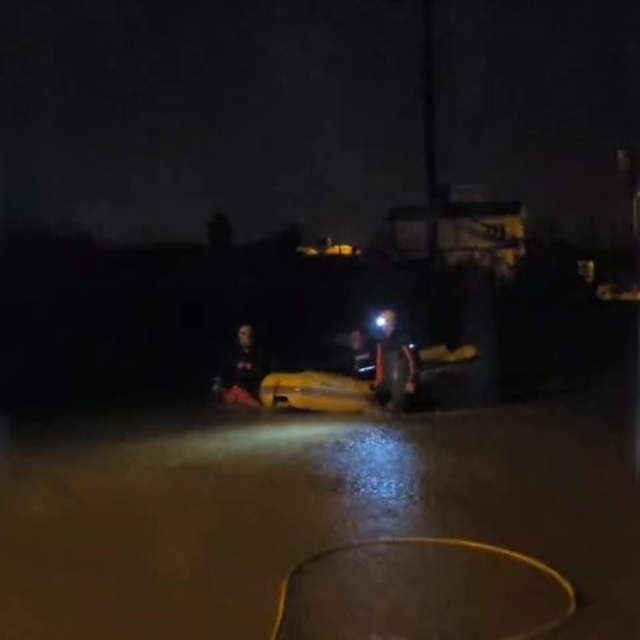 Sağanak yağmurun etkili olduğu Antalya'da mahsur kalan vatandaşlar botlarla...