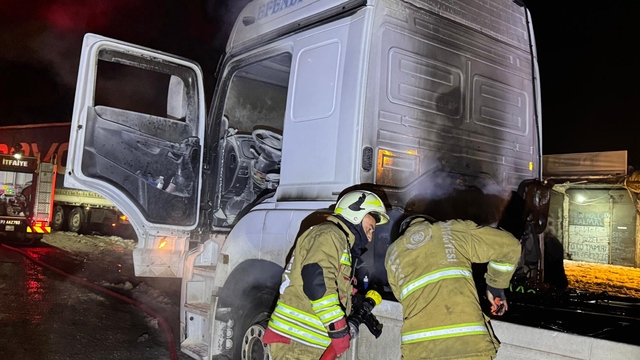 Cizre'de tırda çıkan yangın söndürüldü