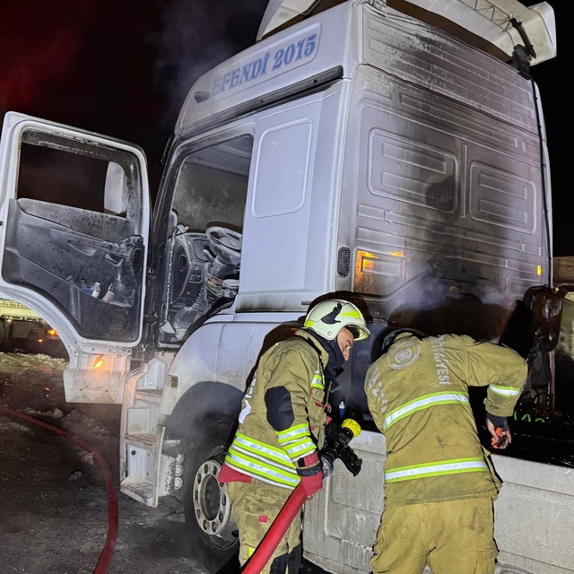 Cizre'de tırda çıkan yangın söndürüldü