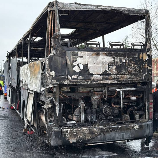 Kocaeli'de yolcu otobüsü yangında kullanılamaz hale geldi