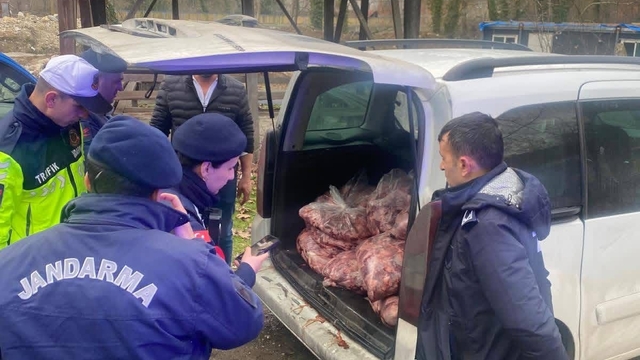 Zonguldak'ta hafif ticari araçta 450 kilogram bozuk et ele geçirildi