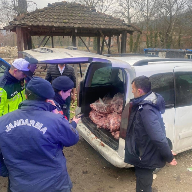 Zonguldak'ta hafif ticari araçta 450 kilogram bozuk et ele geçirildi