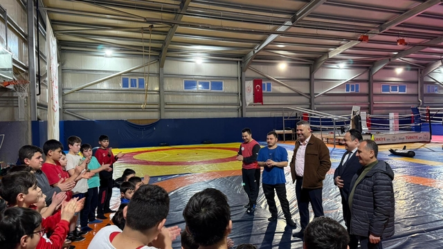 İş insanı Acar'dan güreşte dünya şampiyonu ve Kırkpınar'da başpehlivan olacaklara daire sözü