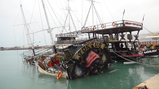 Mersin'de şiddetli yağış ve fırtına gezi teknesini batırdı