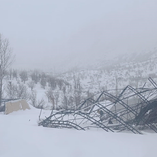 Yoğun kar yağışına dayanamayan halı sahanın demirleri çöktü