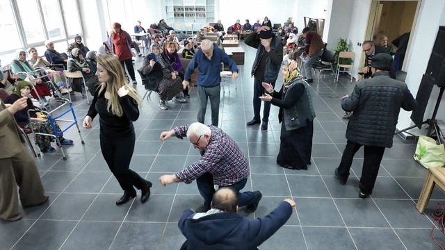 Huzurevi sakinleri için düzenlenen konserler sürüyor
Şarhöyük Mahalle Muhtarı Ayşe Yılmaz:
"Biraz da olsa büyüklerimizi eğlendirebildiysek ne mutlu bize"