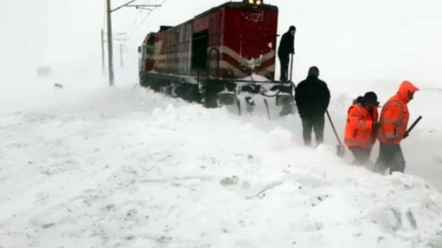 Soğuk hava ve kar yağışı demiryolu ulaşımını da olumsuz etkiledi
Demiryolları personellerinin yolcuları güvenle varış noktasına ulaştırmak için ortaya koyduğu fedakarlık objektiflere yansıdı