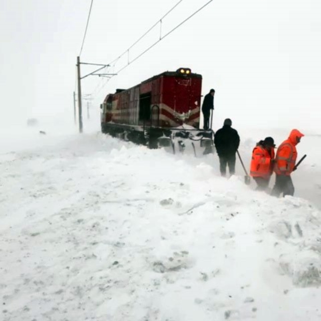 Soğuk hava ve kar yağışı demiryolu ulaşımını da olumsuz etkiledi
Demiryolla...