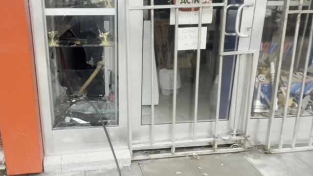 Bıçakçı dükkanının camı kırılıp binlerce liralık bıçak çalındı