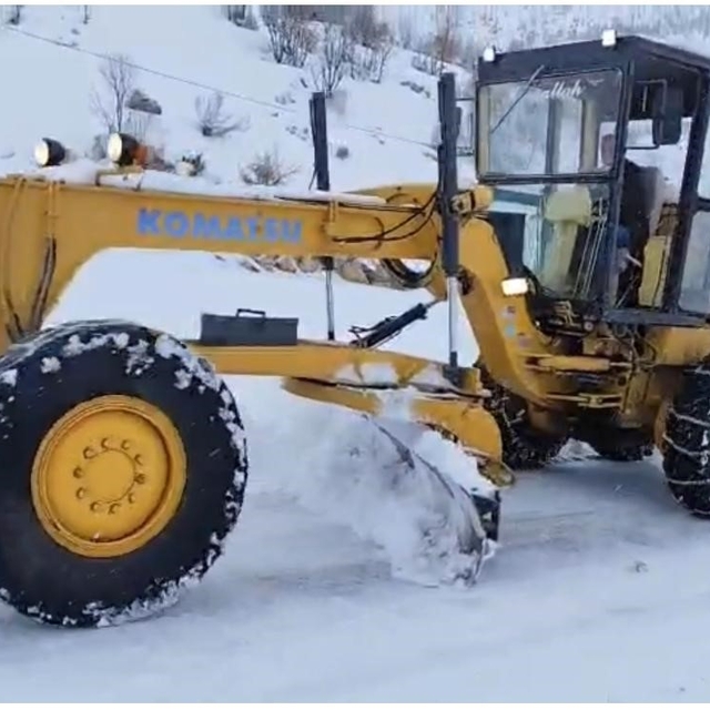 Karda mahsur kalanlar ekipler tarafından kurtarıldı
