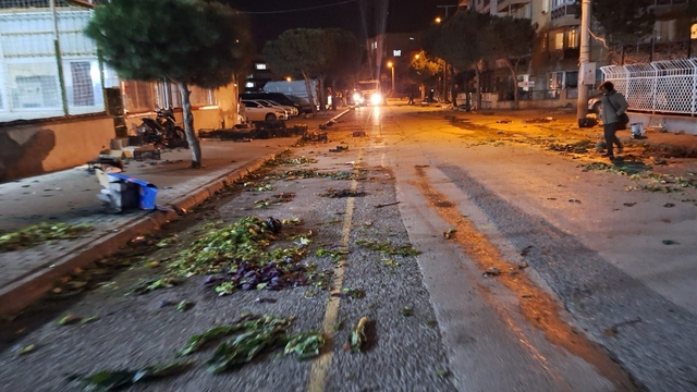 Bergama'da pazar yeri çilesi: Yağmurda gölet, çamurda geçiş işkencesi