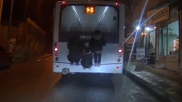 Otobüsün arkasında ölümle dans
Tekirdağ'da otobüsün arkasına asılan çocuklar kazaya davetiye çıkardı