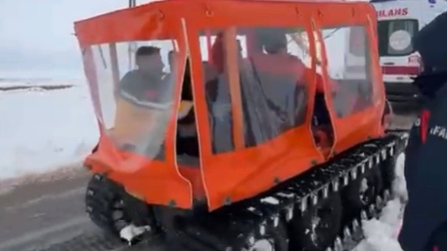 Gaziantep'te düşük riski olan hamile kadın paletli kar aracıyla kurtarıldı
Hamile kadın için sağlık, AFAD ve köylüler seferber oldu, karlı yollar aşılamayınca devreye paletli kar aracı girdi