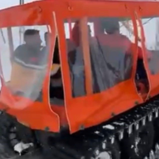 Gaziantep'te düşük riski olan hamile kadın paletli kar aracıyla kurtarıldı...