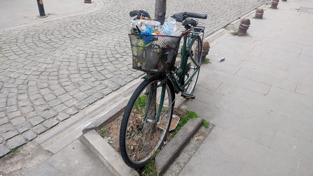 Aylardır ağaca kilitli duran bisikleti çöp kutusuna çevirdiler
Çevredeki çöp kutuları yerine bisikletin sepetini tercih ettiler
Bisiklet sepeti mi, çöp kutusu mu?
Önce birkaç kişi attı, sonra herkes: Sahipsiz bisikletin sepeti çöple dolup taştı