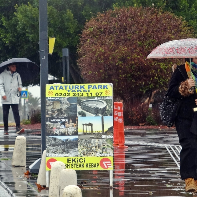 Antalya'da gece başlayıp sabah saatlerine kadar etkili olan sağanak etkisin...