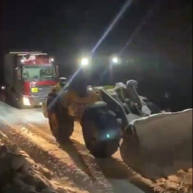 Mahsur kalan doğalgaz yüklü tır kurtarıldı