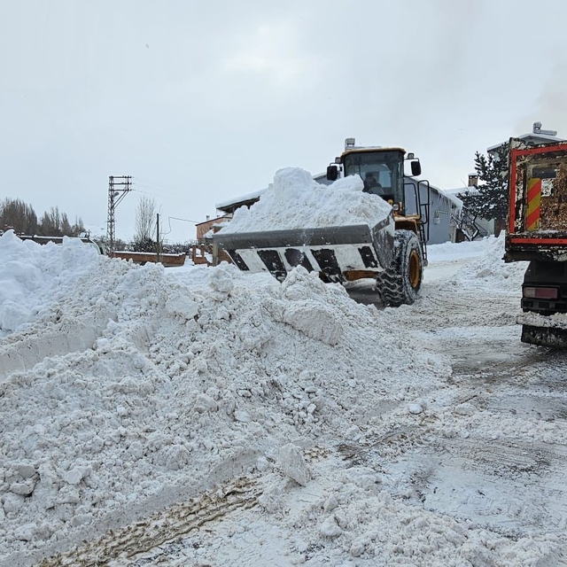 Aydıntepe'de kar küreme ve tuzlama çalışmaları sürüyor