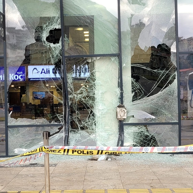 Yolcu otobüsü, perondaki yolcuya çarpıp terminal binasına daldı