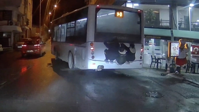 Otobüsün arkasına asılan çocukların tehlikeli yolculuğu kamerada