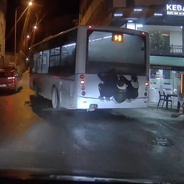 Otobüsün arkasına asılan çocukların tehlikeli yolculuğu kamerada