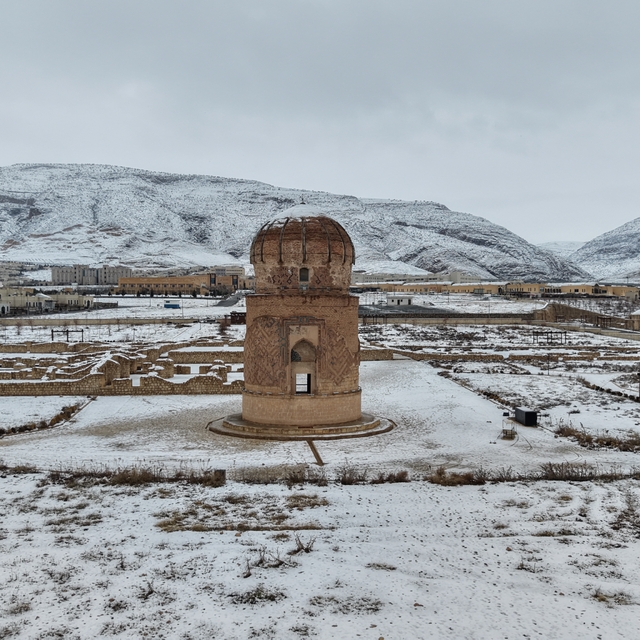 Hasankeyf'te tarihi yapılar beyaz örtüyle kaplandı