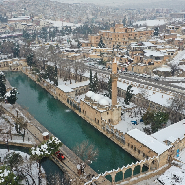 Karla kaplanan Balıklıgöl ve çevresindeki tarihi yapılar dronla görüntülend...
