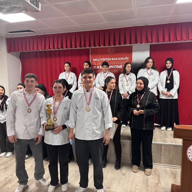 Liseli gençler gastronomi yarışmasında gümüş madalya kazandı