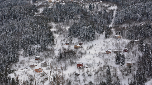 Kastamonu'da dağ köylerinde tarih kokan ahşap evler karla kaplandı