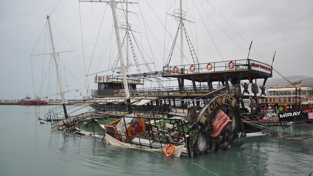 Mersin'in Silifke ilçesinde fırtına etkili oldu
