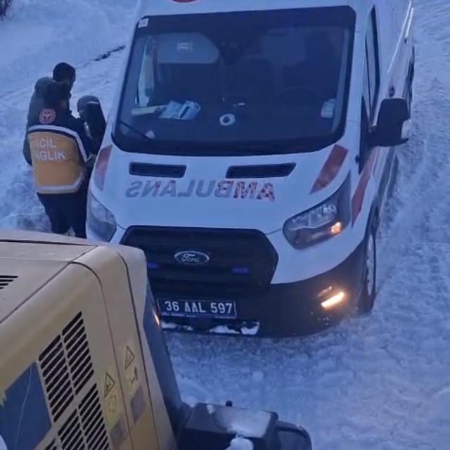 Kars'ta hasta kadın için ekipler seferber oldu