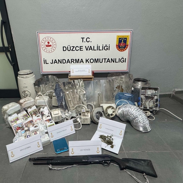 Evinin çatısına kenevir bahçesi kuran 1 şahıs yakalandı