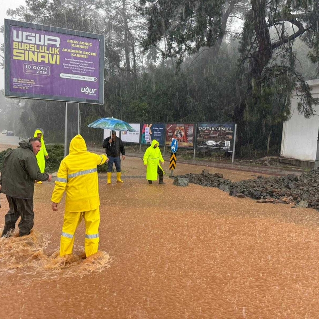 GÜNCELLEME - Antalya'da yağış hayatı olumsuz etkiliyor