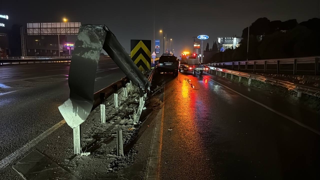 Kocaeli'de bariyerlere çarpan pikabın sürücüsü yaralandı