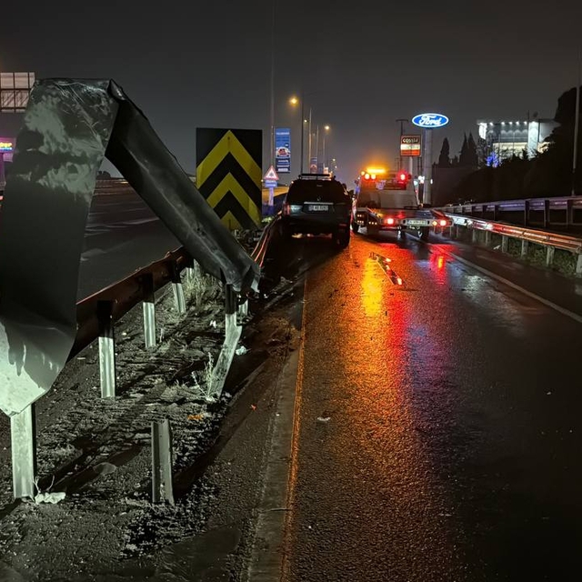 Kocaeli'de bariyerlere çarpan pikabın sürücüsü yaralandı