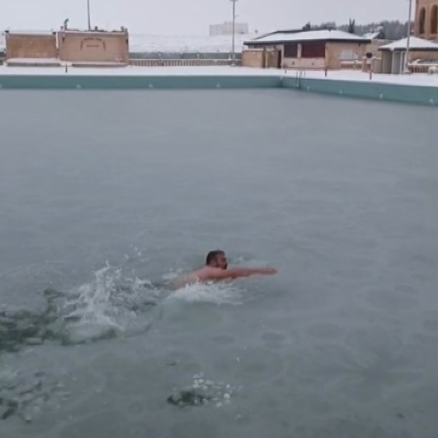 Yüzeyi buz tutan havuzda yüzdü; o anlar kamerada