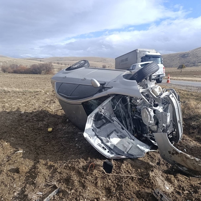 Tırla çarpışan otomobilde 5 kişi yaralandı