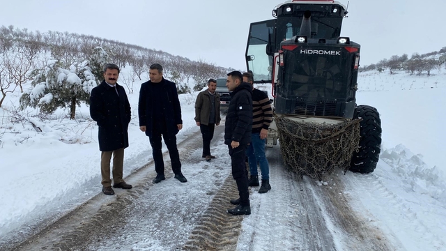 Besni'de kapanan köy yolları açılıyor