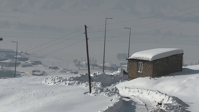 Hakkari'de 68 yerleşim yerinin yolu kapandı