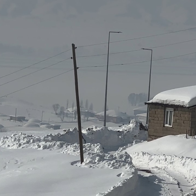 Hakkari'de 68 yerleşim yerinin yolu kapandı