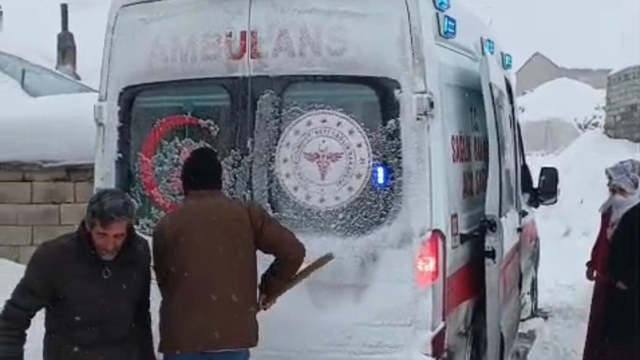 Kar engel tanımadı: Cihaza bağlı 7 yaşındaki Sinan hastaneye ulaştırıldı