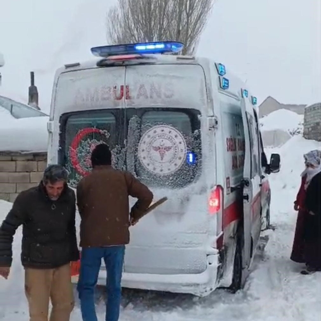 Kar engel tanımadı: Cihaza bağlı 7 yaşındaki Sinan hastaneye ulaştırıldı
