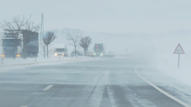 Sivas'ta 800 yerleşim yeriyle araç ulaşımı sağlanamıyor
Sivas'ta etkisini sürdüren soğuk hava ve kar yağışı ulaşımı felç etti, bin 455 yerleşim yerinden 800'ü ile araç ulaşımı sağlanamıyor