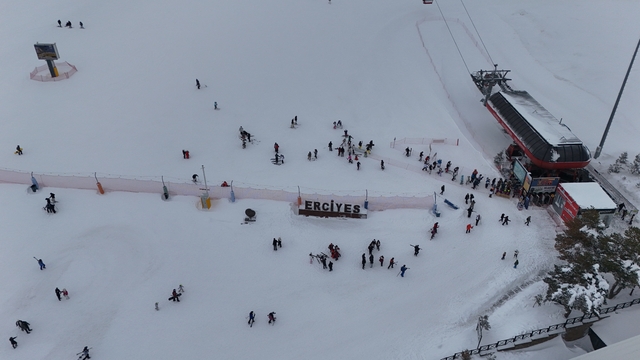 Erciyes'e ziyaretçi akını
Erciyes A.Ş. Yönetim Kurulu Başkanı Zafer Akşehirlioğlu: "Sezon sonunda hedefimiz olan 3 milyon ziyaretçiye ulaşacağımıza inanıyoruz"
"Dağ ve şehir otellerimizin doluluğu iyi durumda"